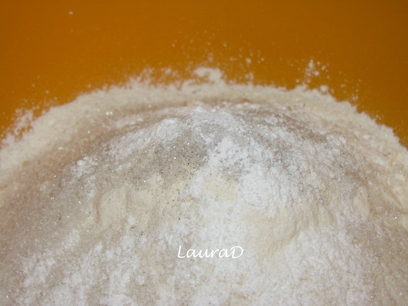 Placinta adanca cu mere si sos aromat