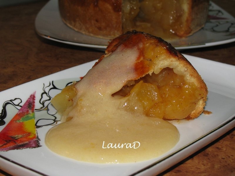 Placinta adanca cu mere si sos aromat