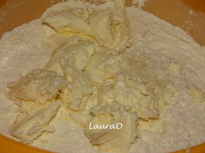 Placinta adanca cu mere si sos aromat