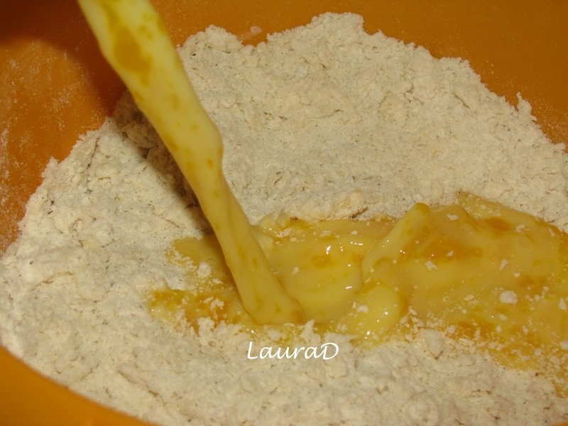 Placinta adanca cu mere si sos aromat