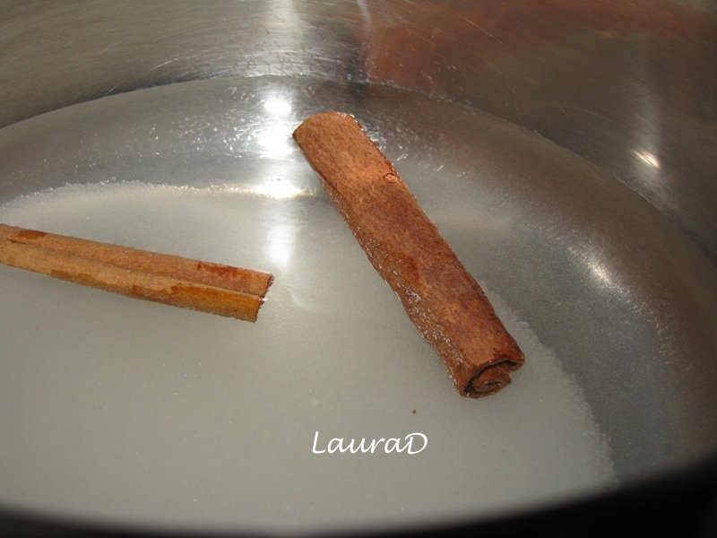 Placinta adanca cu mere si sos aromat