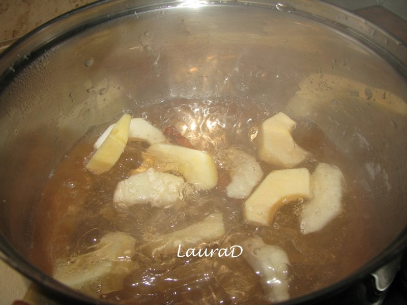 Placinta adanca cu mere si sos aromat