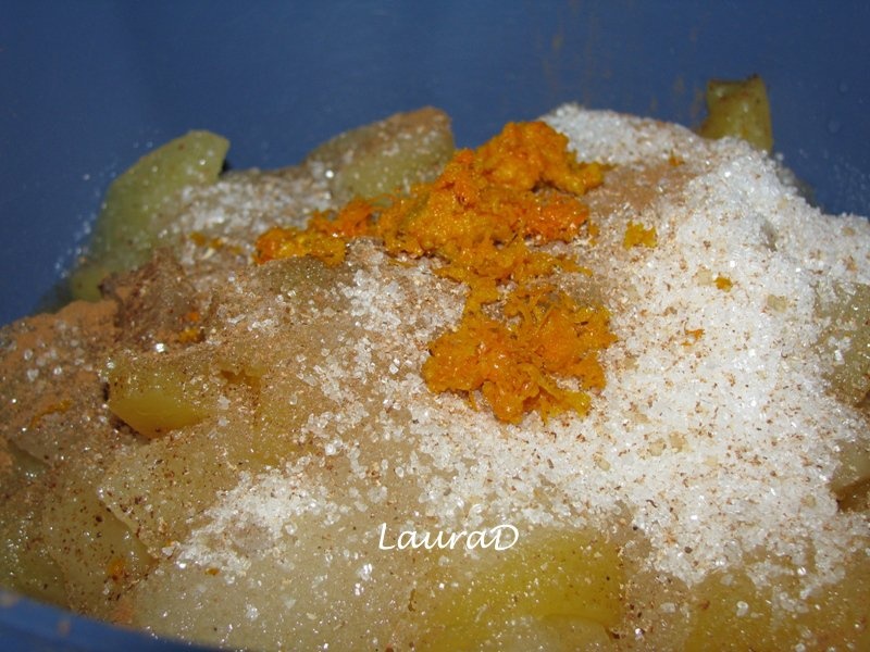 Placinta adanca cu mere si sos aromat