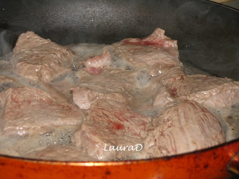 Manzat glazurat cu miere si morcovi copti