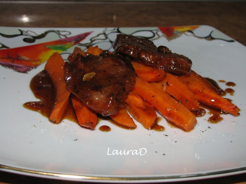 Manzat glazurat cu miere si morcovi copti