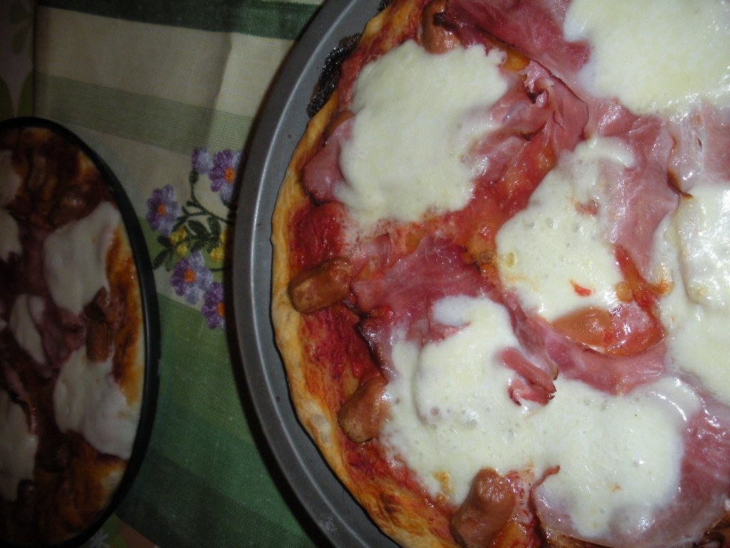 Pizza cu prosciutto  si crenvusti
