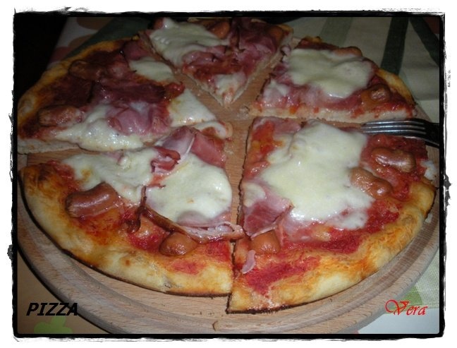 Pizza cu prosciutto  si crenvusti