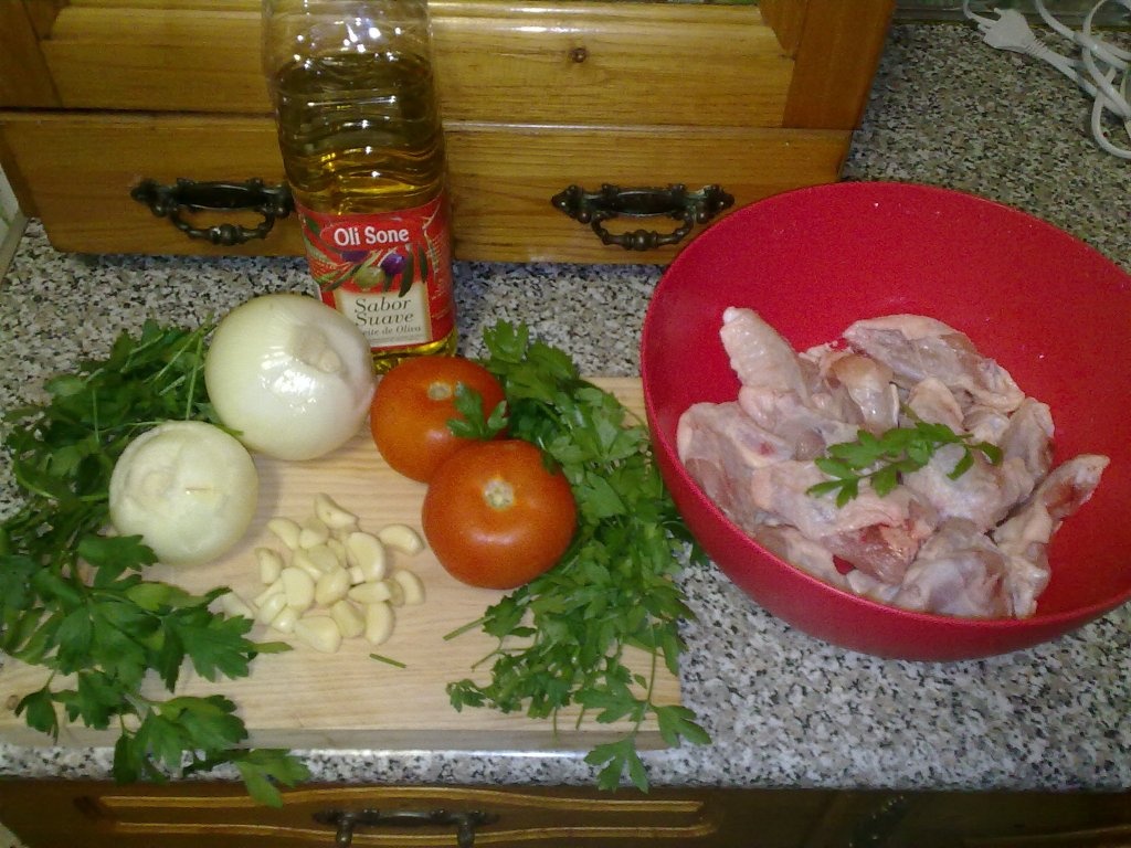 Cuib de cartofi cu aripioare in sos de usturoi