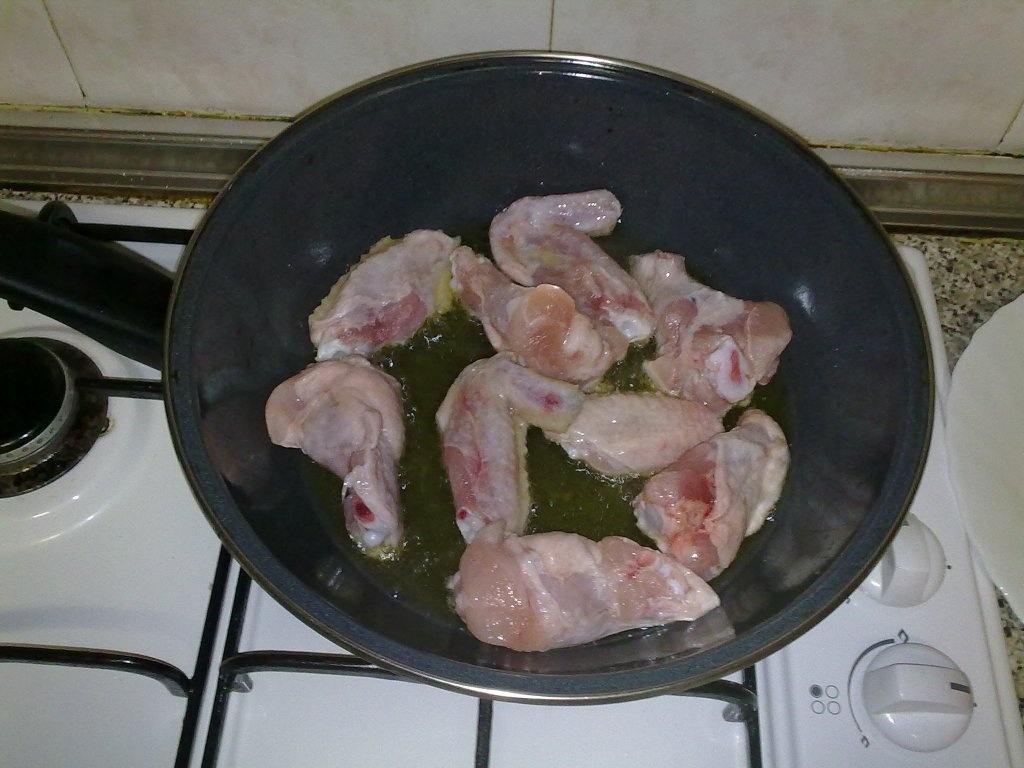 Cuib de cartofi cu aripioare in sos de usturoi