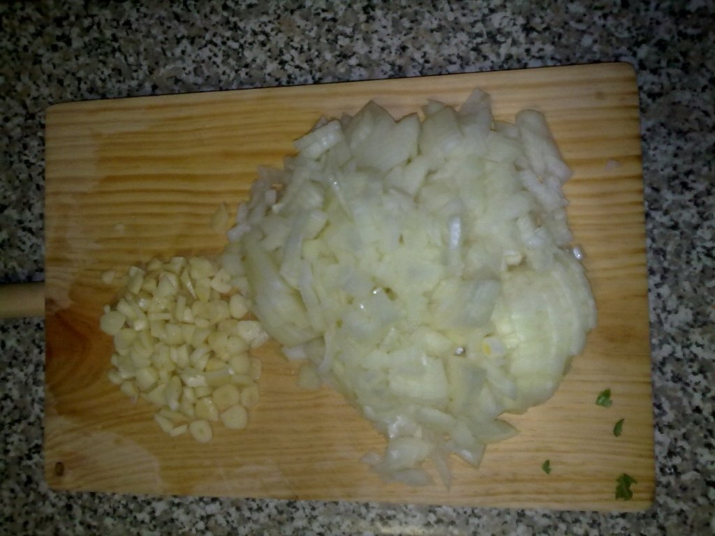 Cuib de cartofi cu aripioare in sos de usturoi