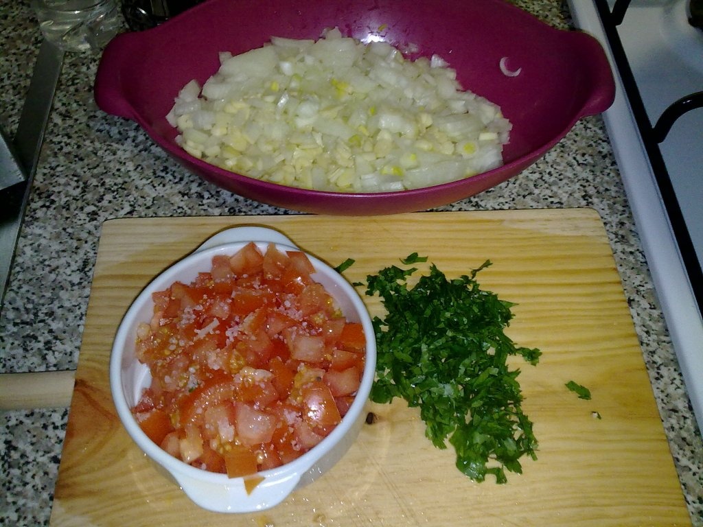 Cuib de cartofi cu aripioare in sos de usturoi