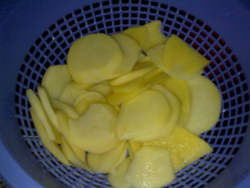 Cuib de cartofi cu aripioare in sos de usturoi