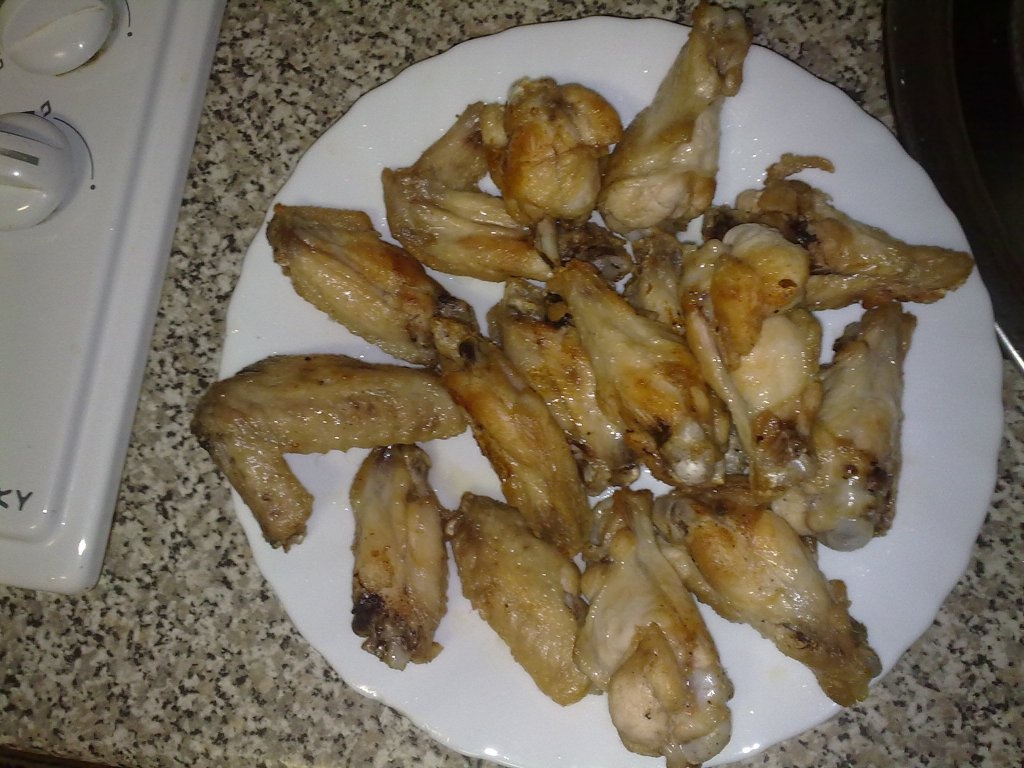 Cuib de cartofi cu aripioare in sos de usturoi