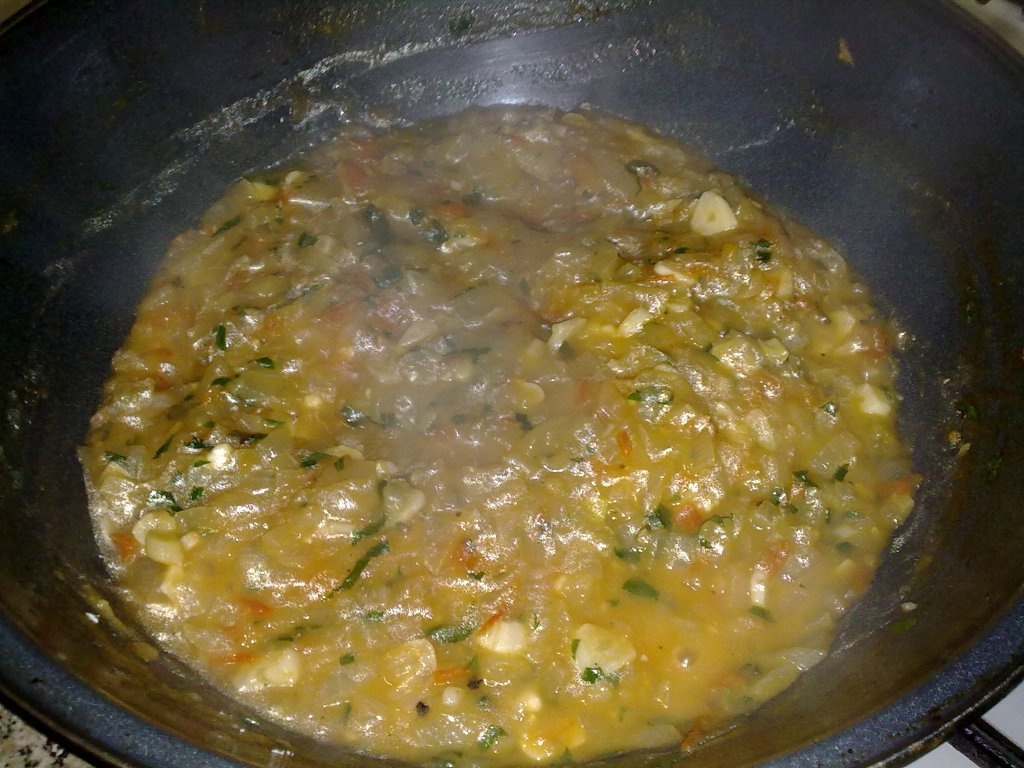 Cuib de cartofi cu aripioare in sos de usturoi