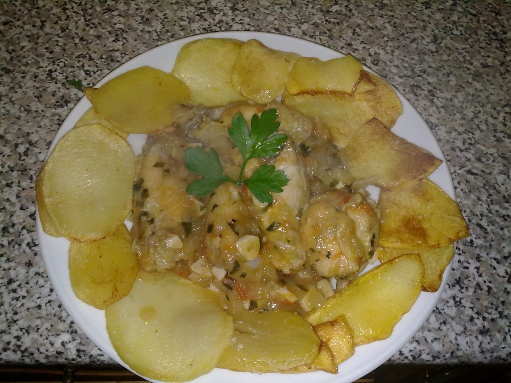 Cuib de cartofi cu aripioare in sos de usturoi