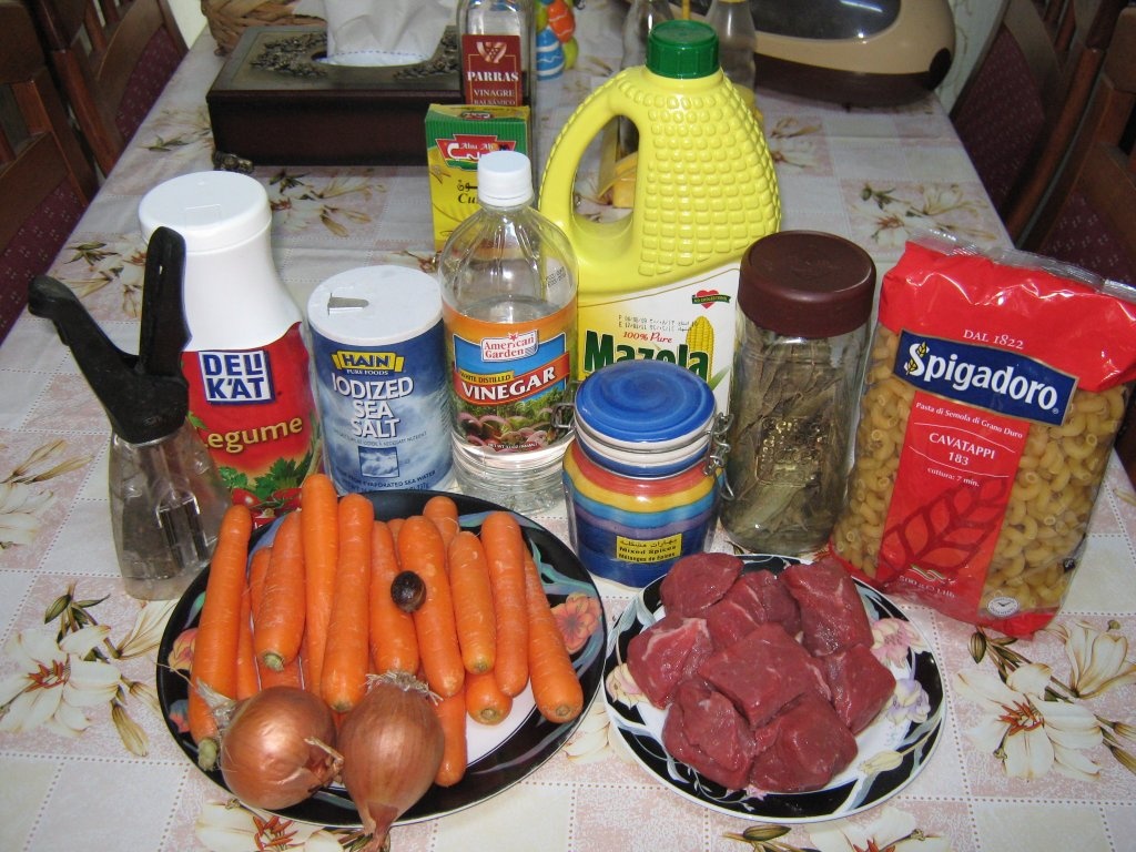 Macaroane cellentani cu sos de morcovi si carne de vita