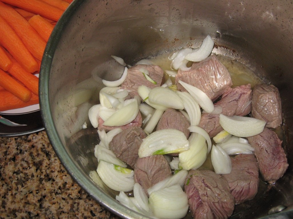 Macaroane cellentani cu sos de morcovi si carne de vita