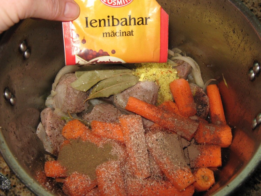 Macaroane cellentani cu sos de morcovi si carne de vita