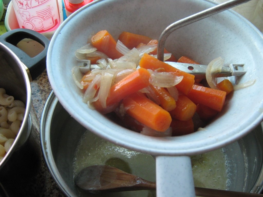 Macaroane cellentani cu sos de morcovi si carne de vita