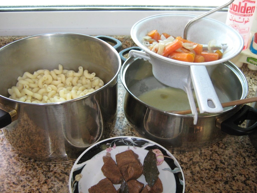 Macaroane cellentani cu sos de morcovi si carne de vita