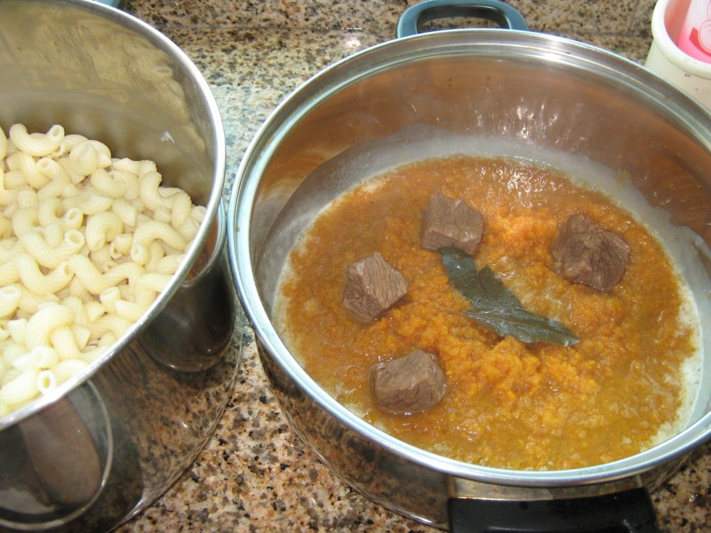 Macaroane cellentani cu sos de morcovi si carne de vita