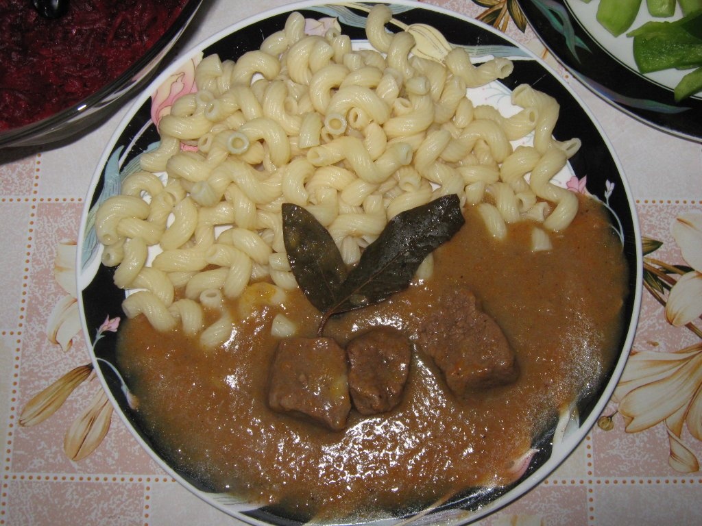 Macaroane cellentani cu sos de morcovi si carne de vita