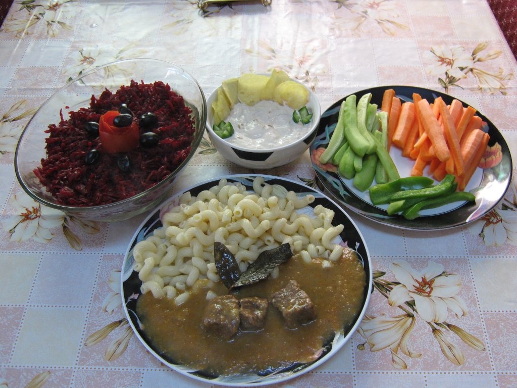 Macaroane cellentani cu sos de morcovi si carne de vita