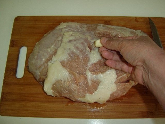 Pulpa de porc la vasul de yena cu piure cu ceapa prajita