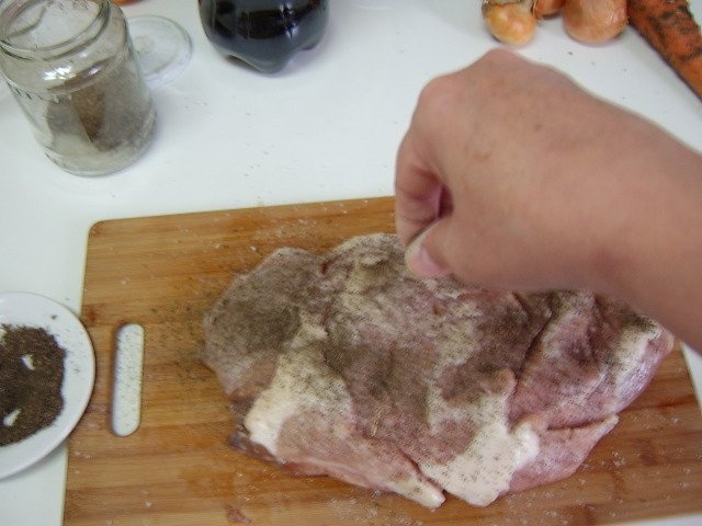 Pulpa de porc la vasul de yena cu piure cu ceapa prajita