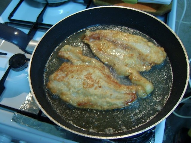 Pangasius prajit cu mujdei si mamaliga la microunde