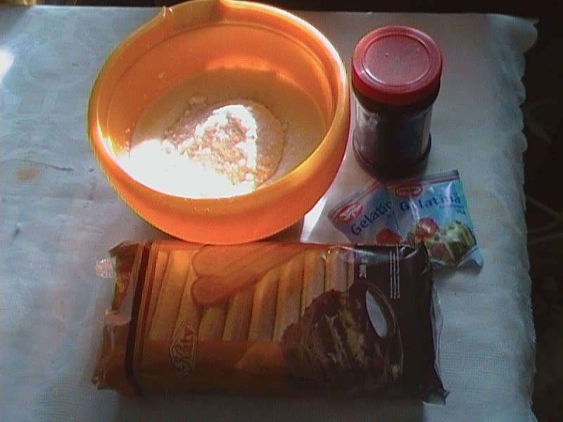 Prajitura cu iaurt si dulceata