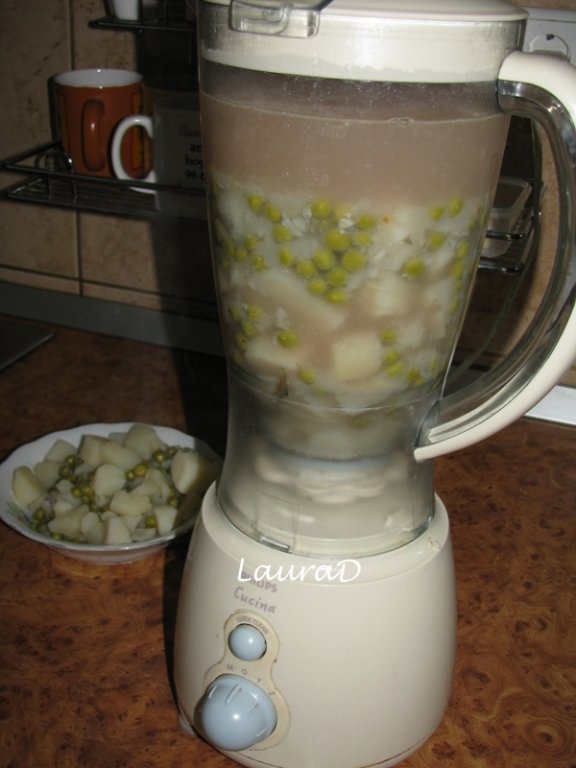 Supa de mazare si cartofi cu busuioc