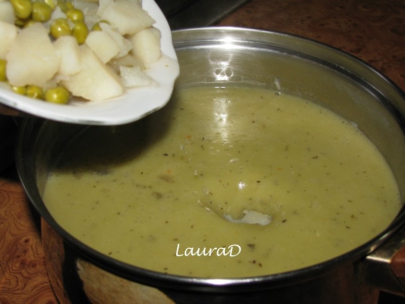 Supa de mazare si cartofi cu busuioc