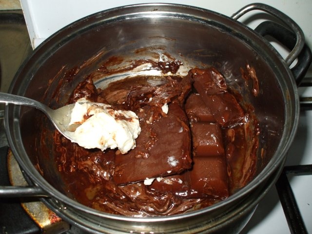 Tort de ciocolata, vanilie si fructe