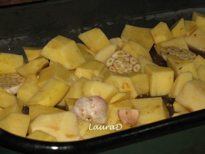 Pulpe de pui la cuptor cu usturoi si cartofi cu ierburi aromate