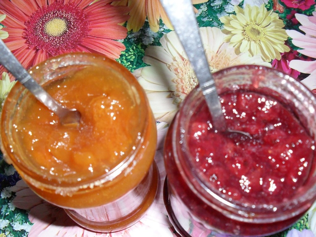 Clatite cu gem si sos de ciocolata