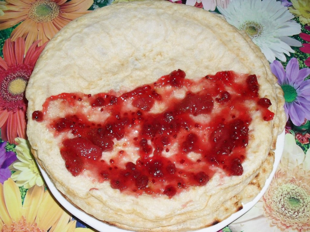 Clatite cu gem si sos de ciocolata