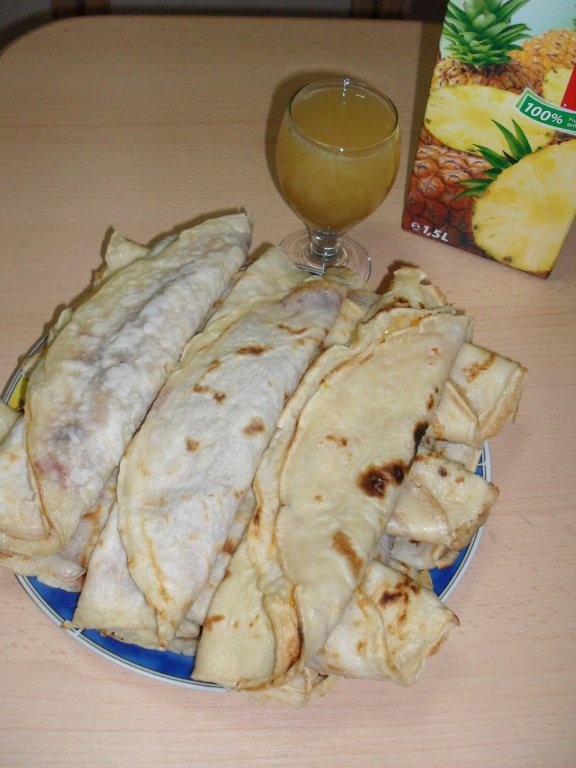 Clatite cu gem si sos de ciocolata