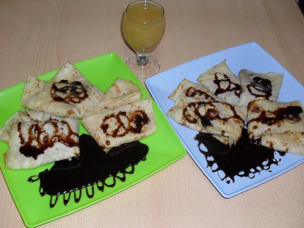 Clatite cu gem si sos de ciocolata