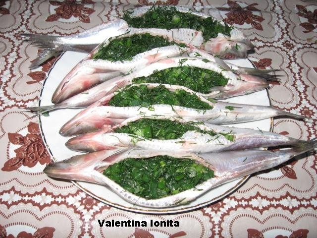 Scrumbie umpluta cu verdeturi-specialitate dobrogeana