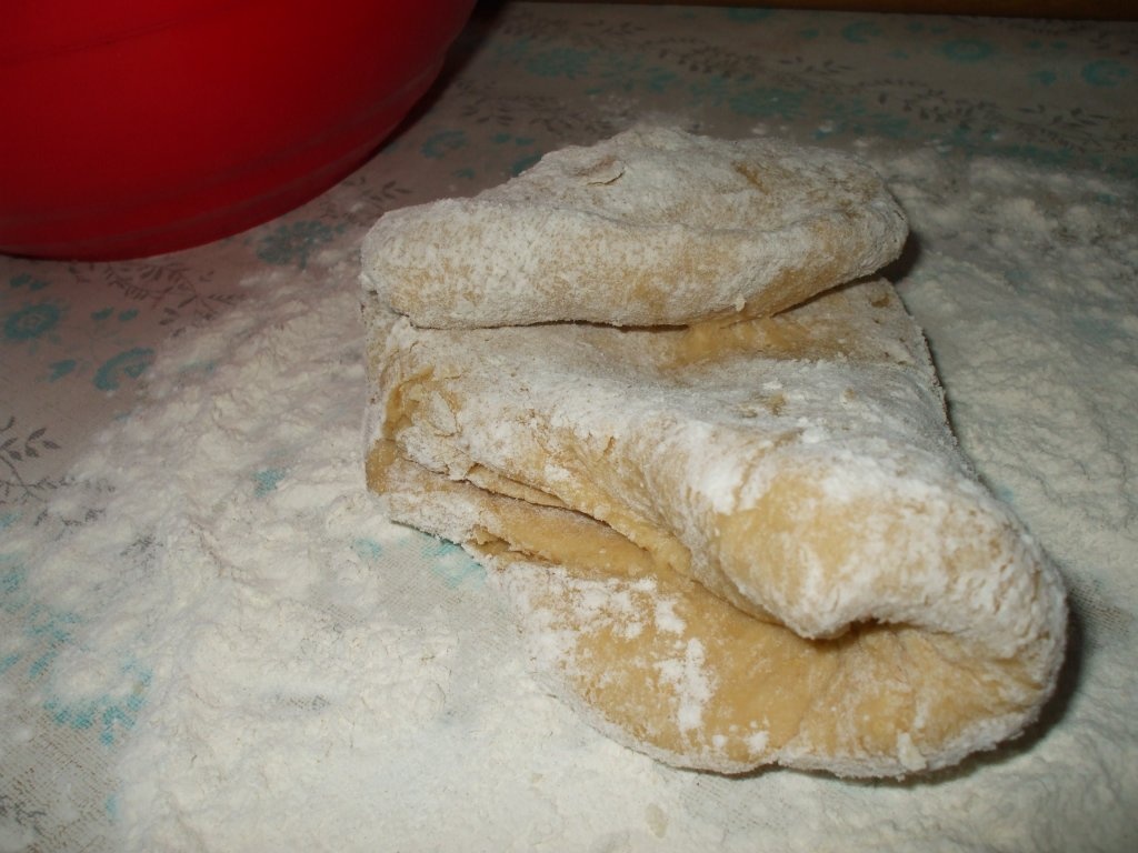 Taitei de casa cu masina de taitei