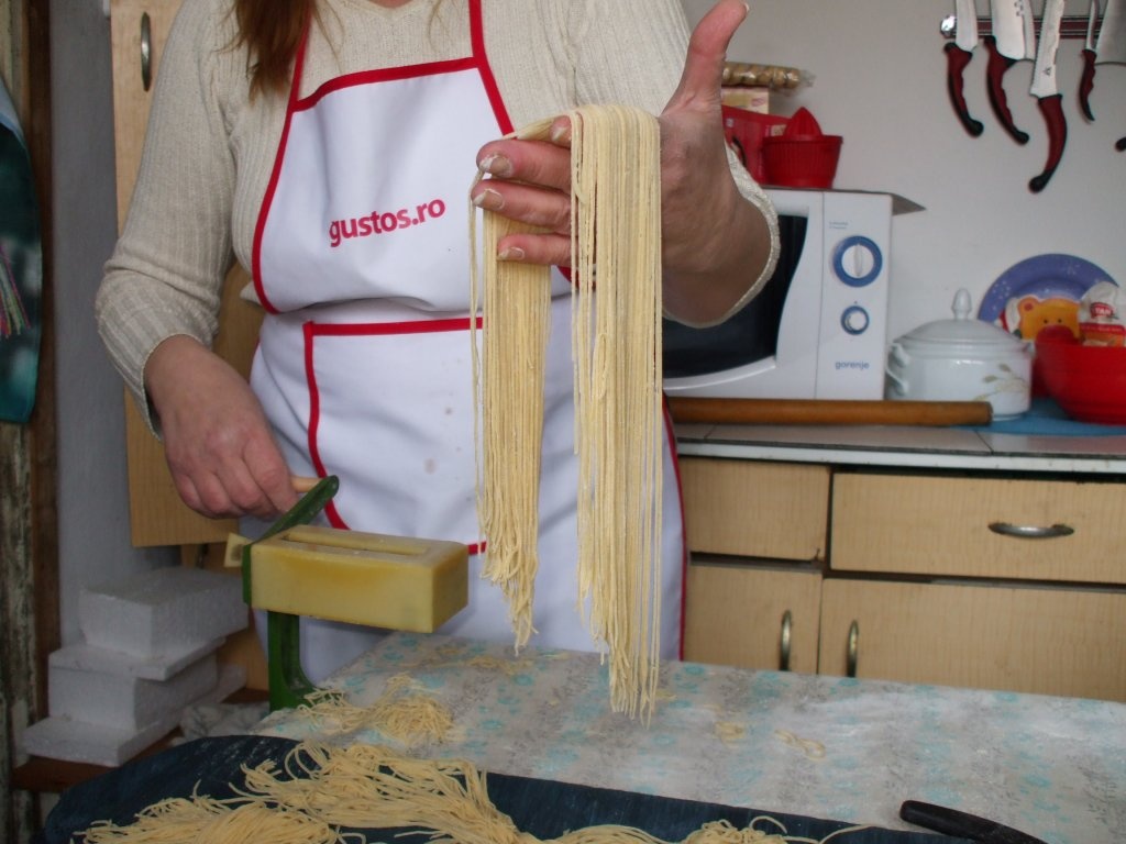 Taitei de casa cu masina de taitei