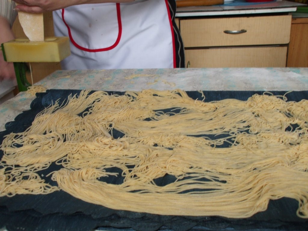 Taitei de casa cu masina de taitei