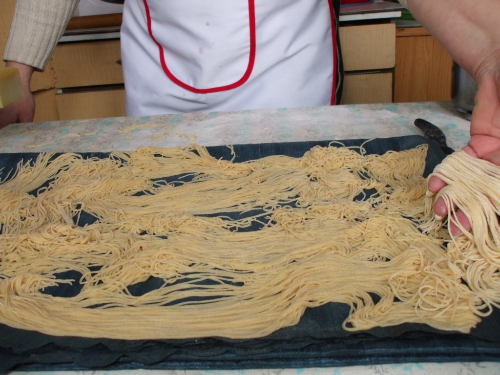 Taitei de casa cu masina de taitei