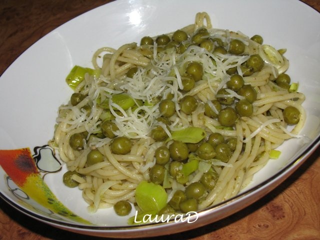 Spaghetti cu praz, mazare si pesto