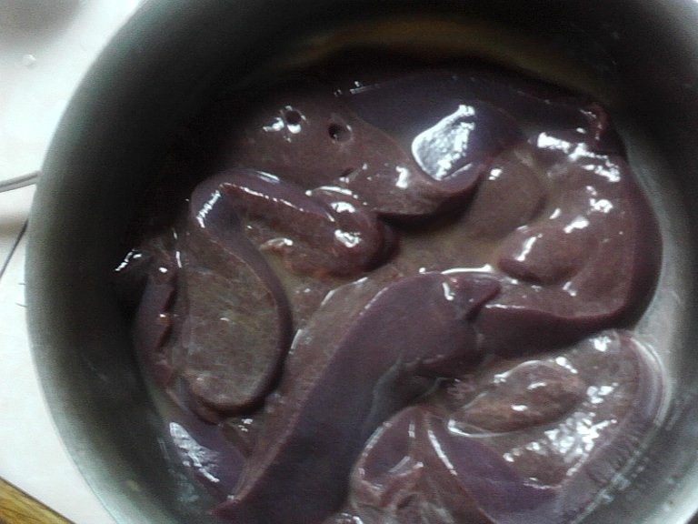 Ficat de porc in  sos de smantana