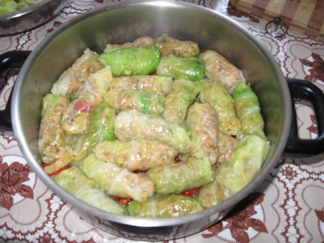 Sarmale cu orez in foi de varza dulce