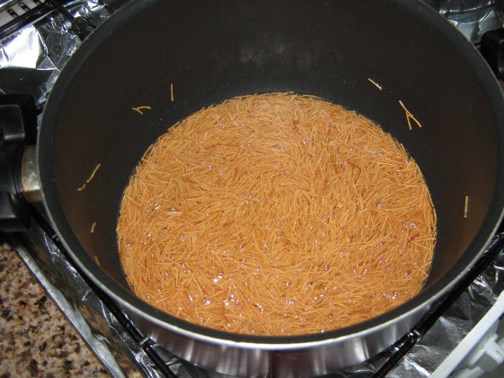 Dovlecei zucchini umpluti cu carne de vita in supa de iaurt  cu garnitura de orez