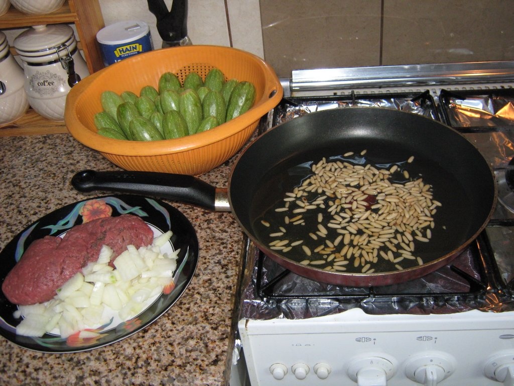 Dovlecei zucchini umpluti cu carne de vita in supa de iaurt  cu garnitura de orez