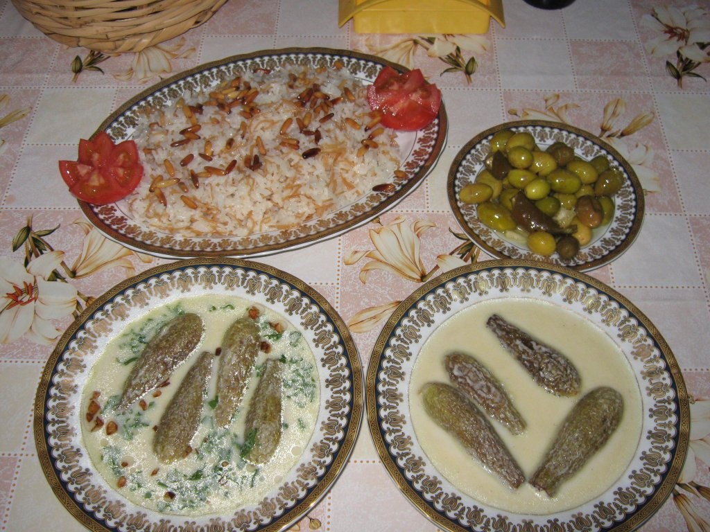 Dovlecei zucchini umpluti cu carne de vita in supa de iaurt  cu garnitura de orez